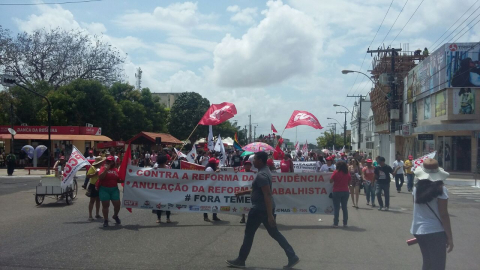 Paralisação contra reformas trabalhista e da Previdência leva 20 mil pessoas às ruas em Fortaleza