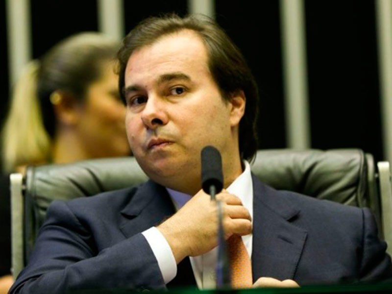 Rodrigo Maia recebe Meirelles na residência oficial da Câmara para discutir reforma da Previdência