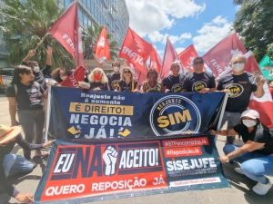 Jornada de luta em Brasília: Sintrajufe-CE participa de mobilização em frente ao Ministério da Educação